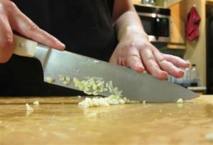 Wie man gehackten Knoblauch bekommt